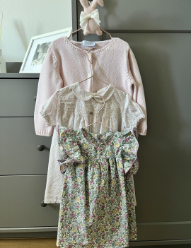 Vestiti Fanna/WeDouble e cardigan Richi e Miri 35 l’uno