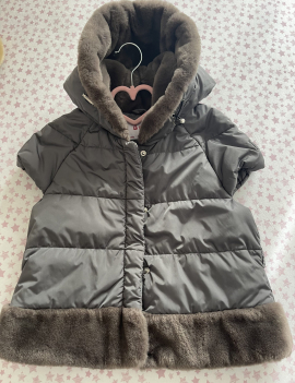 Piumino manica corte con cappuccio Il Gufo color tortora tg. 8 anni ma veste 6 anni